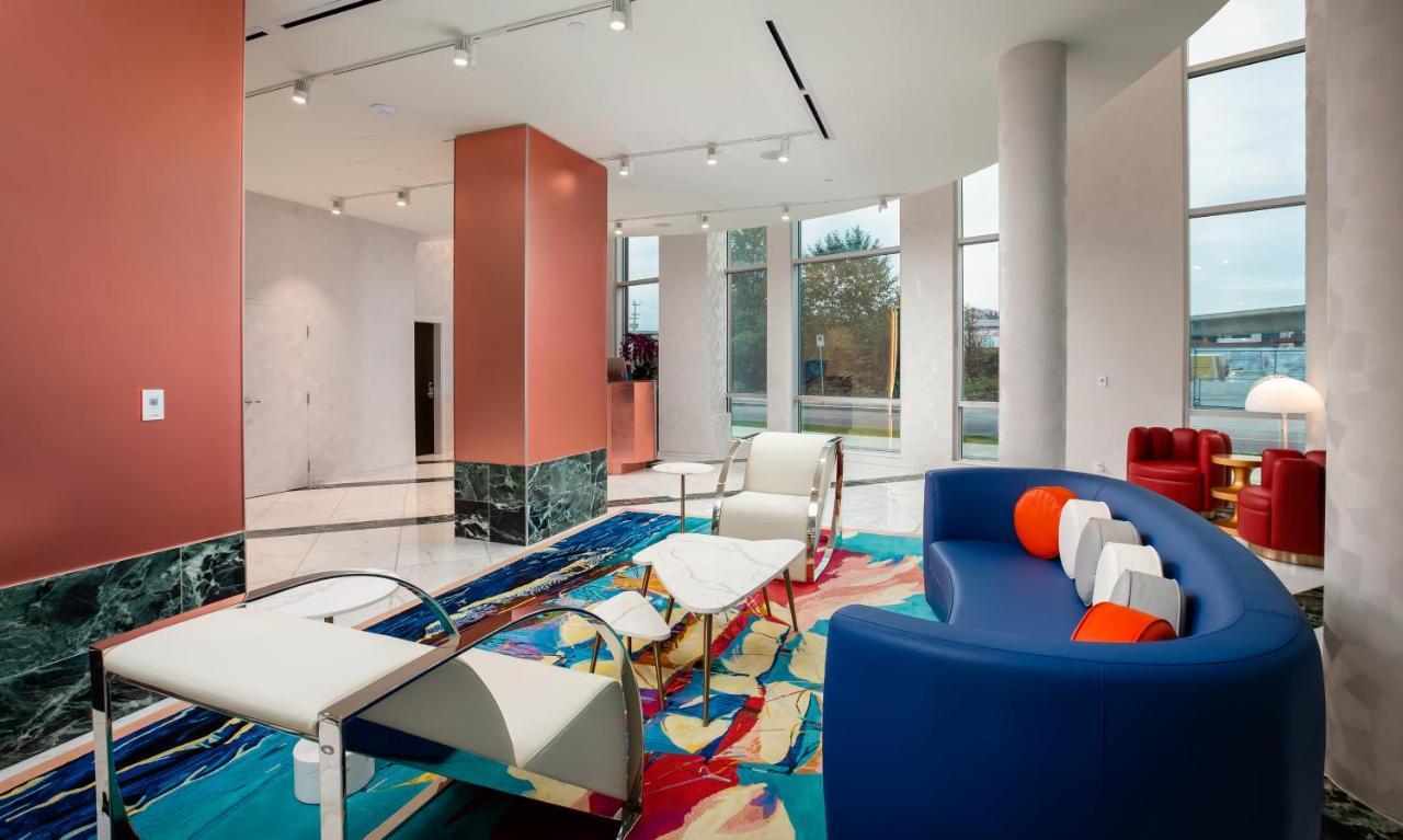 Versante Hotel Richmond Exterior foto The lobby of the Westin Riverfront Hotel