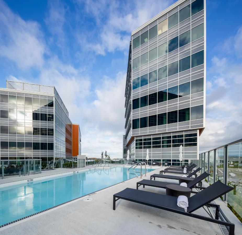 Versante Hotel Richmond Exterior foto The rooftop pool at the Hotel Indigo