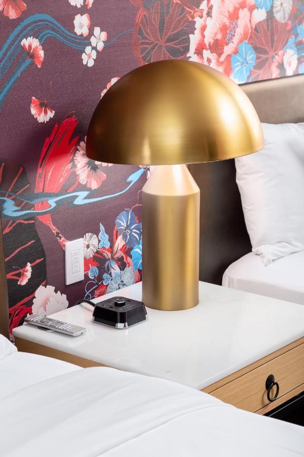 Versante Hotel Richmond Exterior foto A bedside clock