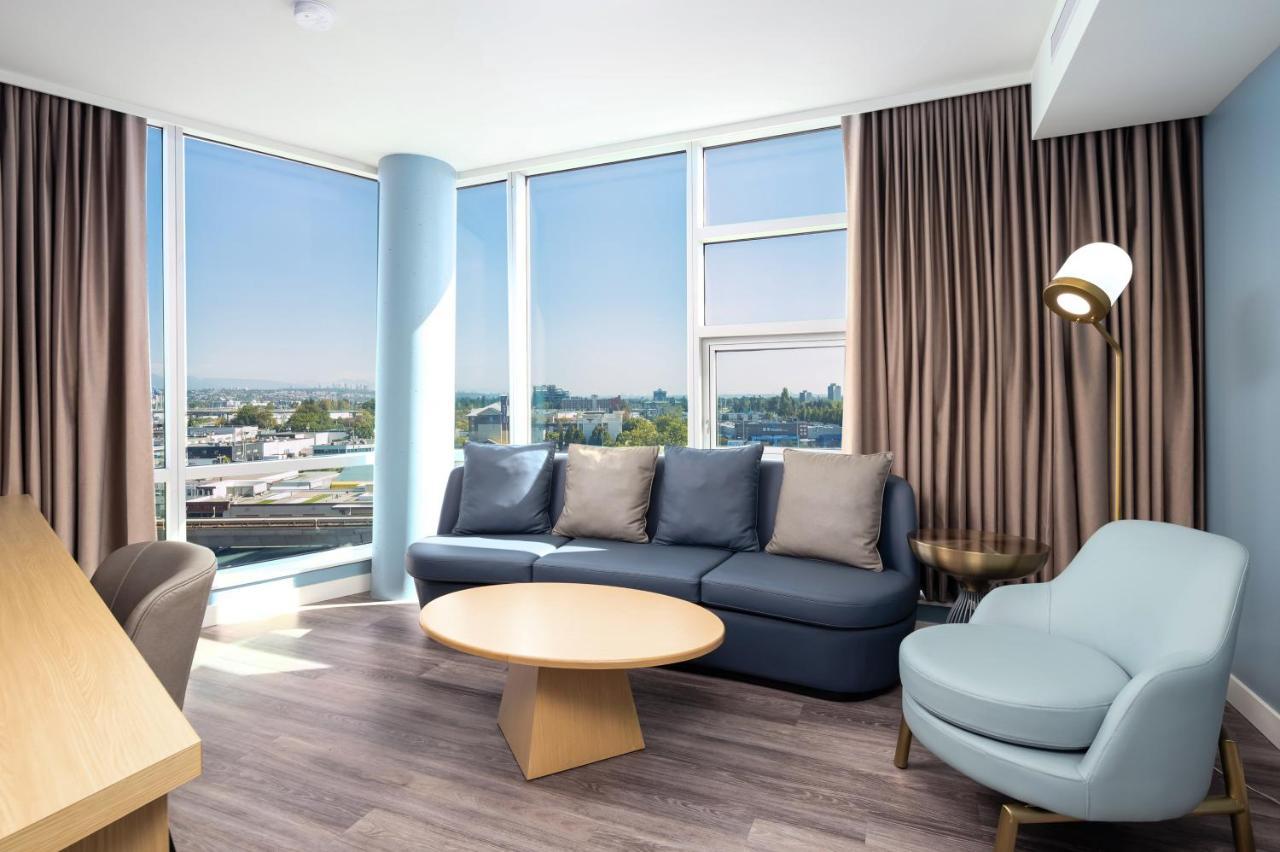 Versante Hotel Richmond Exterior foto A living room in a typical apartment at The Standard