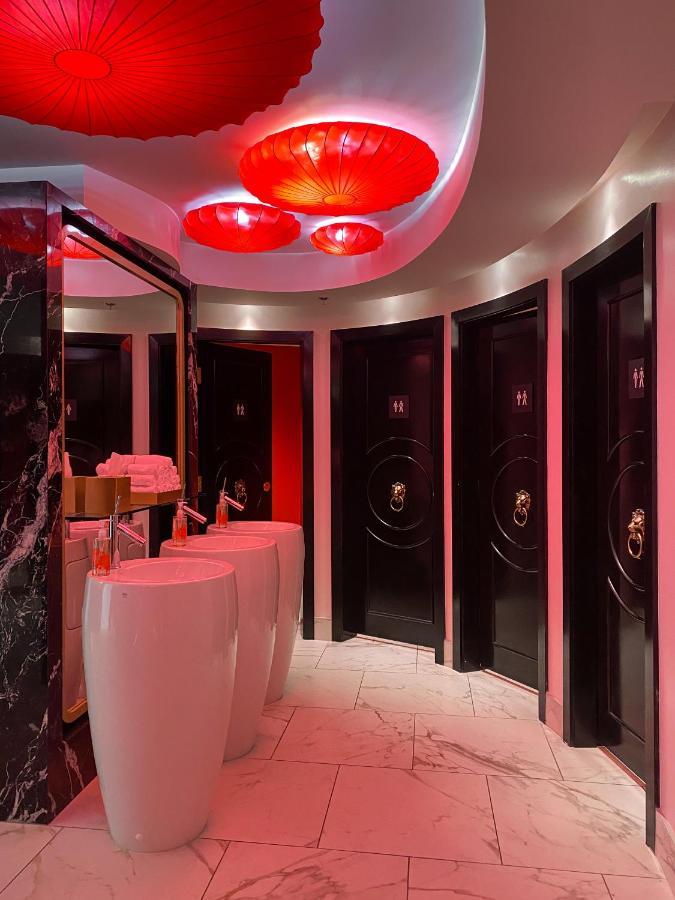 Versante Hotel Richmond Exterior foto The bathroom at the Mandarin Oriental, London