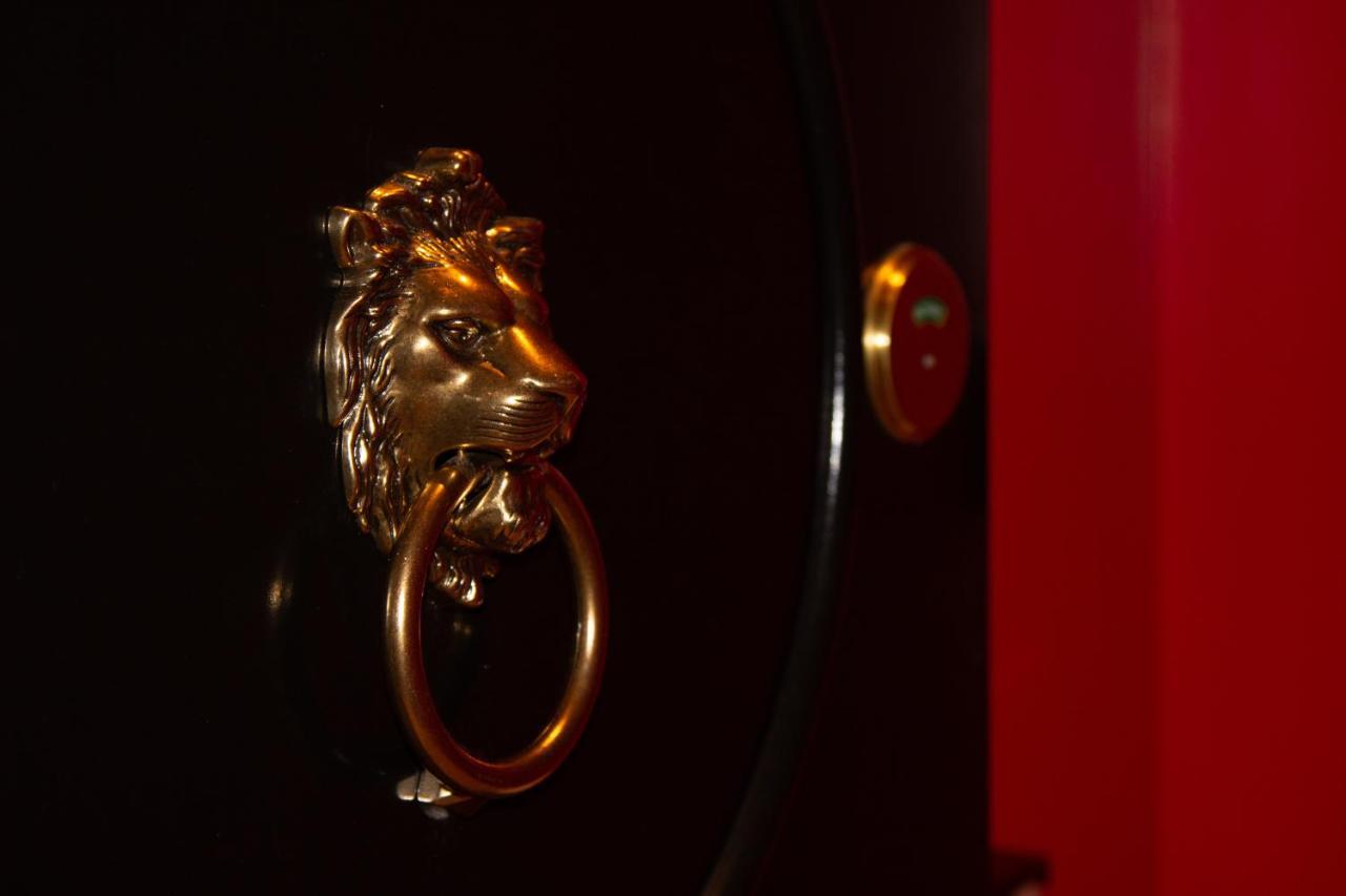 Versante Hotel Richmond Exterior foto Lion's head door knocker