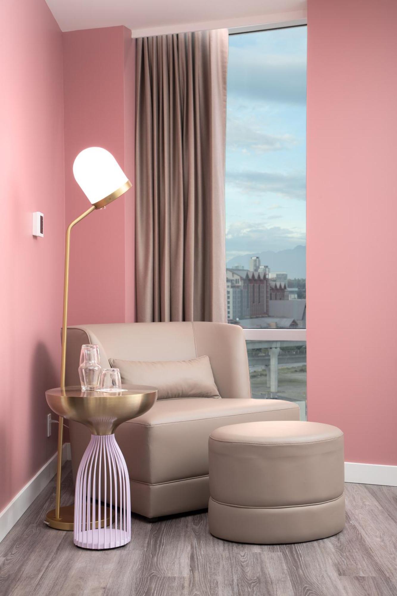 Versante Hotel Richmond Zimmer foto A room with pink walls